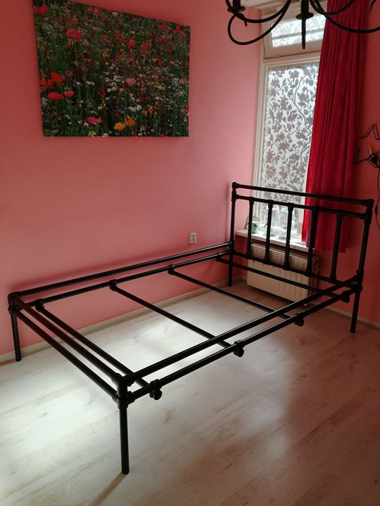 Kinky bed frame